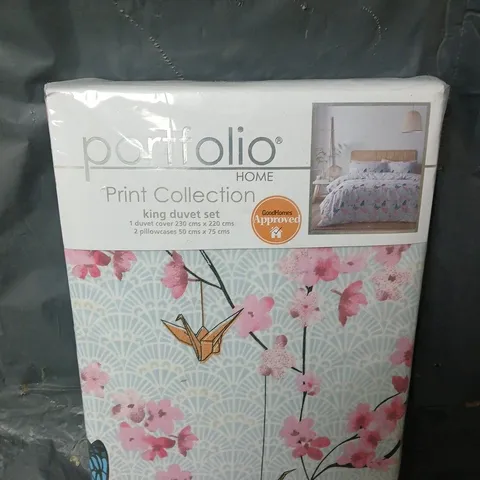 SEALED PORTFOLIO HOME PRINT COLLECTION BUTTERFLY GARDEN KING DUVET SET IN BLUE