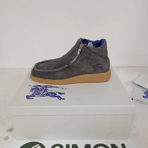 BURBERRY ASH GREY LEATHER SHOE ON RUBBER SOLE, UK 8 (EU 42) WITH BOX & DUST BAGS
