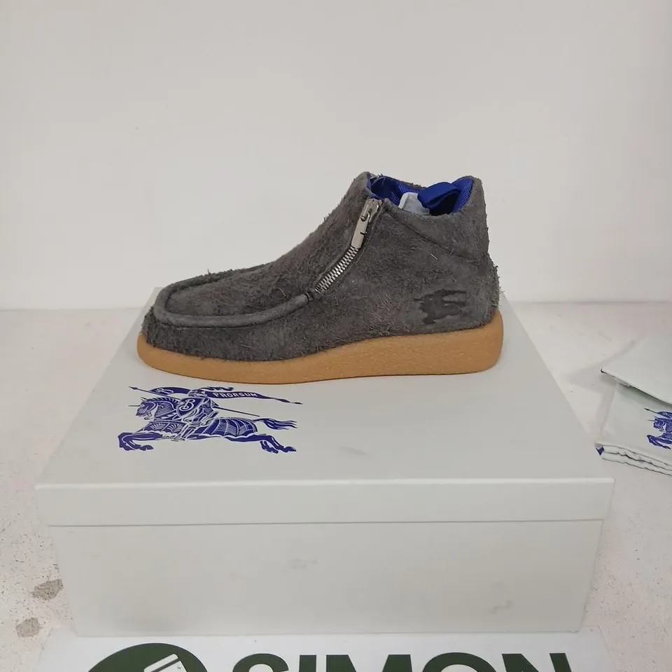 BURBERRY ASH GREY LEATHER SHOE ON RUBBER SOLE, UK 8 (EU 42) WITH BOX & DUST BAGS