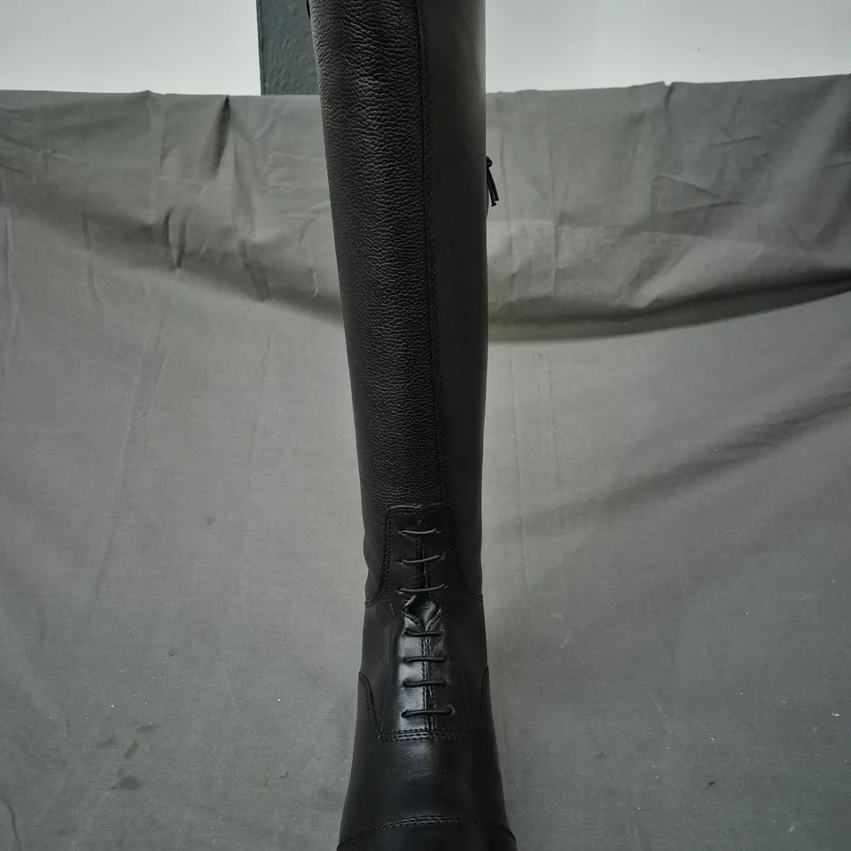 BOXED PAIR OF MORETTA GIANNA KNEE-HIGH BOOTS IN BLACK SIZE 6