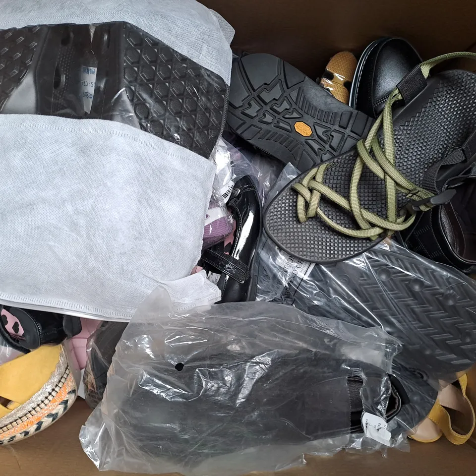 BOX OF APPROXIMATELY 15 ASSORTED PAIRS OF SHOES AND FOOTWEAR ITEMS IN VARIOUS STYLES AND SIZES TO INCLUDE FOREVER COMFORT, RIVER ISLAND, ETC
