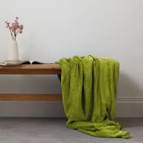 COZEE HOME FAMILY OVERSIZE VELVETSOFT THROW - LIME
