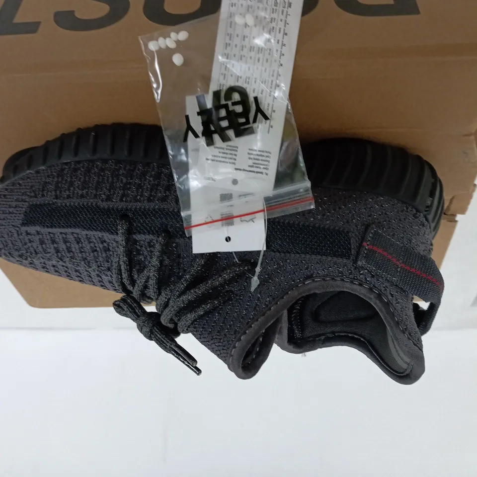 YEEZY BOOST 350 IN BLACK SIZE UK7 