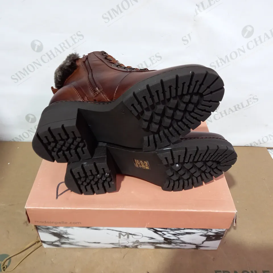 BOXED PAIR OF MODA IN PELLE BROWN BOOTS- SIZE 37