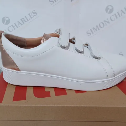 BOXED FITFLOP RALLY METALLIC BACK LEATHER STRAP SNEAKERS - SIZE 7