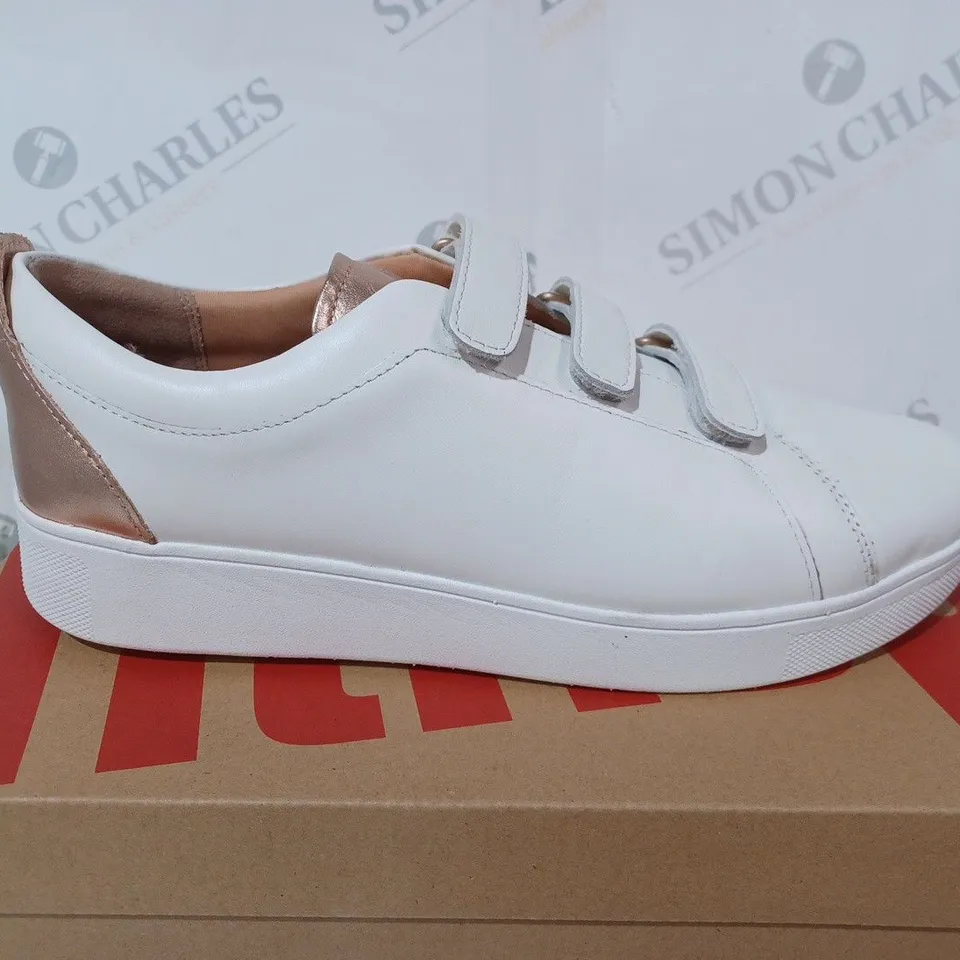 BOXED FITFLOP RALLY METALLIC BACK LEATHER STRAP SNEAKERS - SIZE 7
