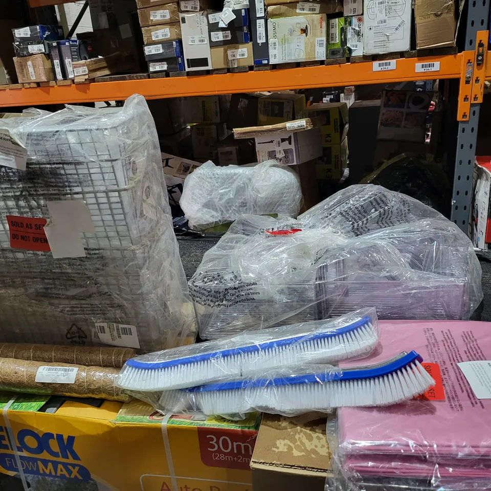 PALLET OF A SIGNIFICANT QUANTITY OF ASSORTED ITEMS TO INCLUDE METAL WIRE FRAME FOOD ORGANISER, BRUSH HEADS, COLLAPSIBLE FABRIC STORAGE BOX, MDESIGN FLAT PACK BEDSIDE TABLE, ETC