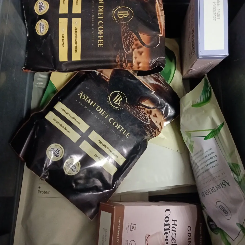 APPROXIMATELY 15 ASSORTED TEA AND COFFEE ITEMS TO INCLUDE - MATCHA FUEL ZENERGY, GRIND MOCHA COFFEE PODS AND SACRED GROUNDS COFFEE BEANS