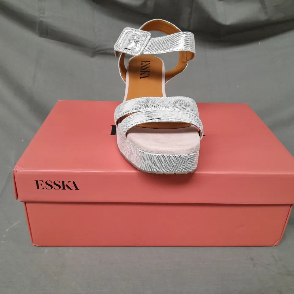 BOXED PAIR OF ESSKA OPEN TOE BLOCK HEEL SANDALS IN METALLIC SILVER/PINK EU SIZE 38