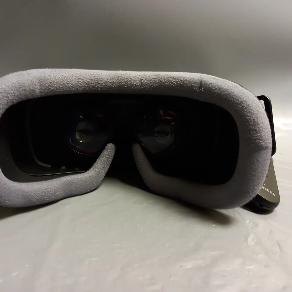 BOXED SAMSUNG GEAR VR WITH CONTROLLER