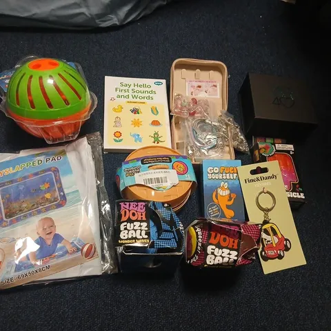 LARGE QUANTITY OF ASSORTED TOYS AND ACCESSORIES TO INCLUDE; FINE AND DANDY KEYRING, FORTY THINGS TO DO WHEN YOUR 40, MYSTERY DUMPLING AND BABYSLAPPED PAD