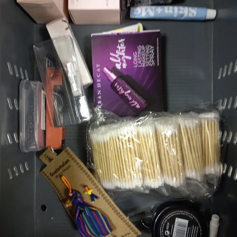 BOX OF APPROXIMATELY 20 ASSORTED HEALTH & BEAUTY PRODUCTS TO INCLUDE CERAVE MOISTURISING LOTION, GEL BEADS EYE MASK, PIZ BUIN SKIN LOTION ETC