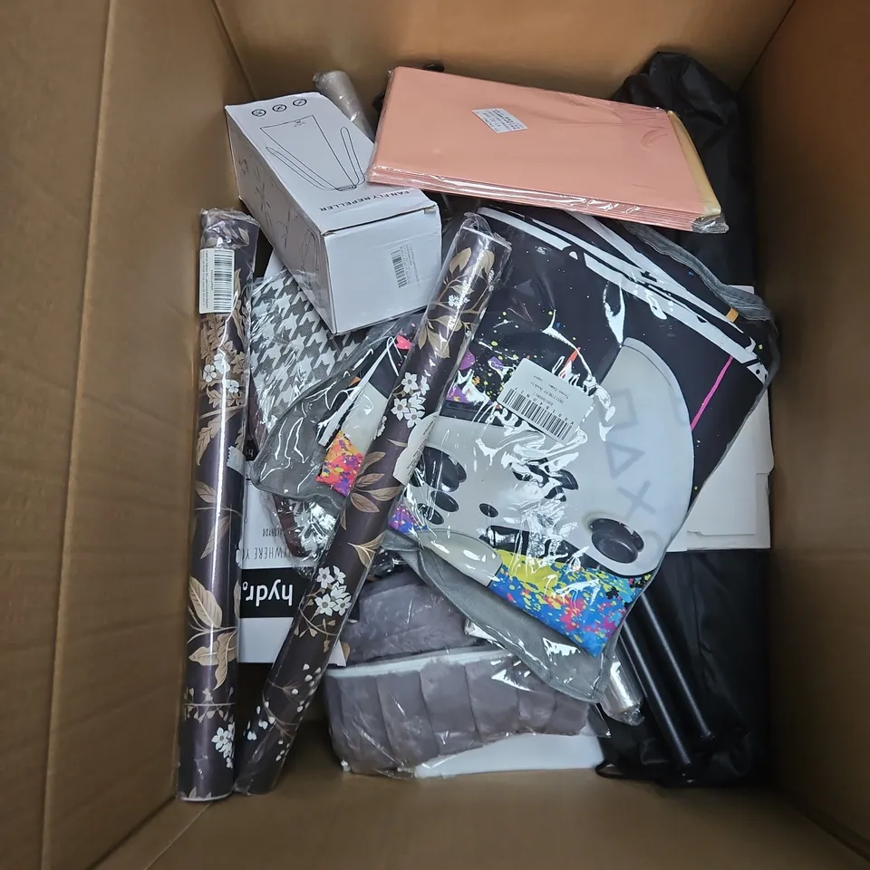 BOX OF APPROXIMATELY 12 ASSORTED HOUSEHOLD ITEMS TO INCLUDE - BLANKET - YARN - GREETING CARDS - ETC