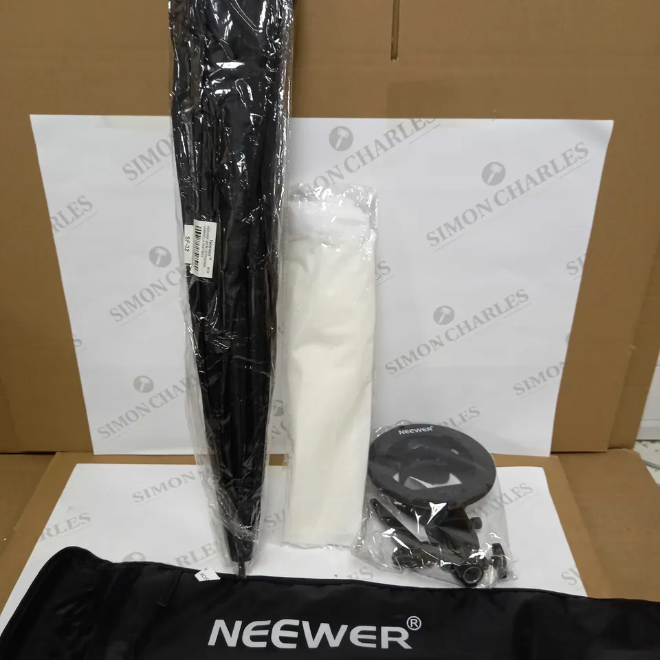 NEEWER 80CM SOFTBOX & NEEWER S-TYPE SPEEDLITE BRACKET 