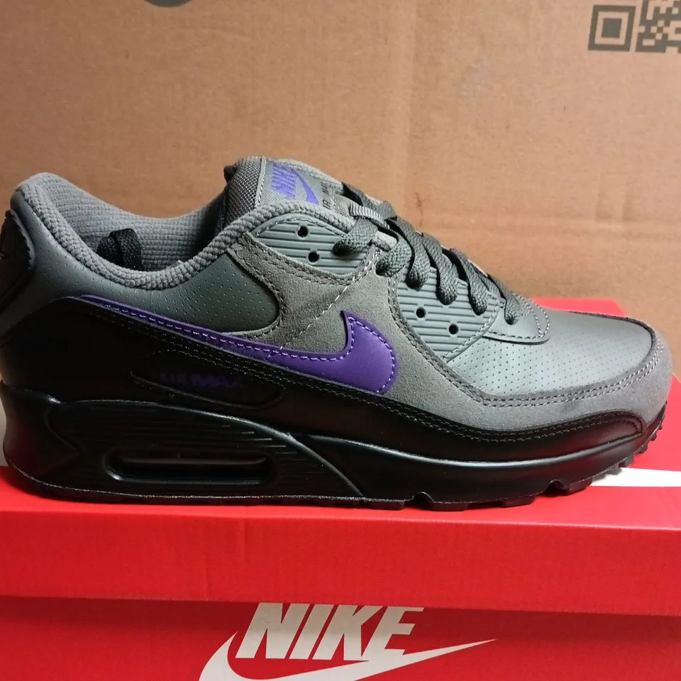 BOXED PAIR OF NIKE AIR MAX 90 TRAINERS – UK SIZE 8