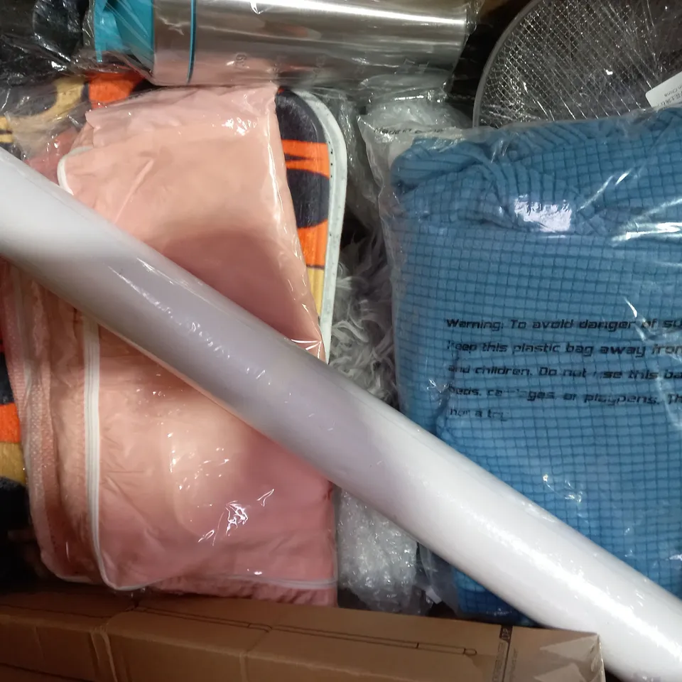 BOX OF APPROXIMATELY 20 ASSORTED HOUSEHOLD ITEMS TO INCLUDE DL101 3M METAL SINK AND DRAIN CLEANER, DOG TEASER, PORTABLE CAGE, ETC