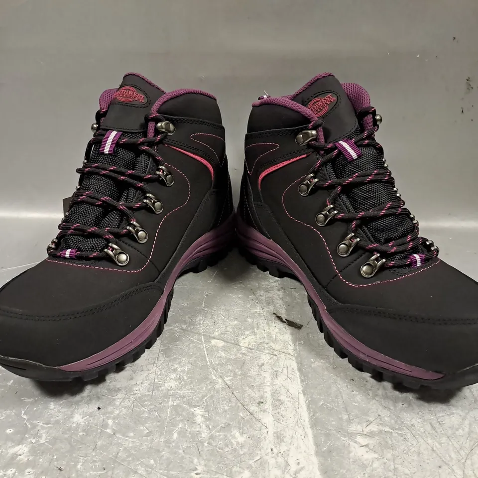 BOXED PAIR OF NORTHWEST TERRITORY ANKLE BOOTS IN BLACK/FUCHSIA UK SIZE 6