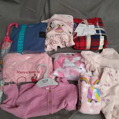 BOX OF APPROXIMATELY 30 ASSORTED KIDS CLOTHING ITEMS TO INCUDE - PYJAMAS, SOCKS, UMBRELLA, ETC