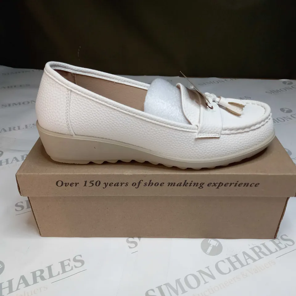 BOXED CUSHION WALK TASSLE LOAFERS WHITE  - SIZE 6
