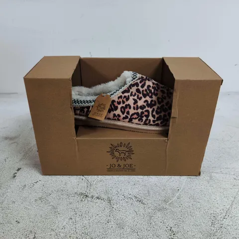 BOXED PAIR OF JO & JOE KOALA LEOPARD SHOES - SIZE 4