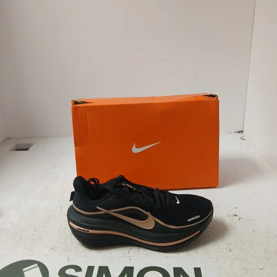 NIKE AIR WINFLO 12 RUNNING SHOES – BLACK/PEACH, UK5 (US7.5) – BOXED