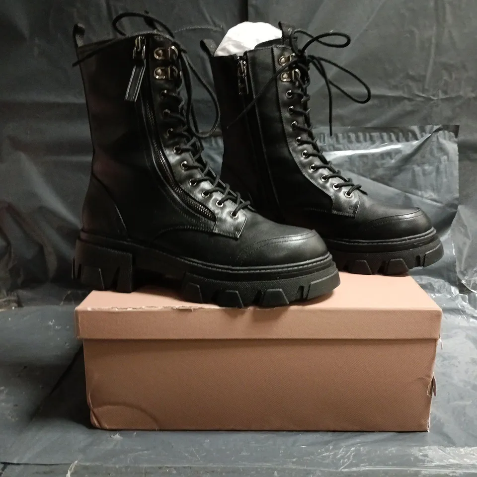 BOXED PAIR OF CARVELA CHUNKY ANKLE BOOTS IN BLACK SIZE EU 39