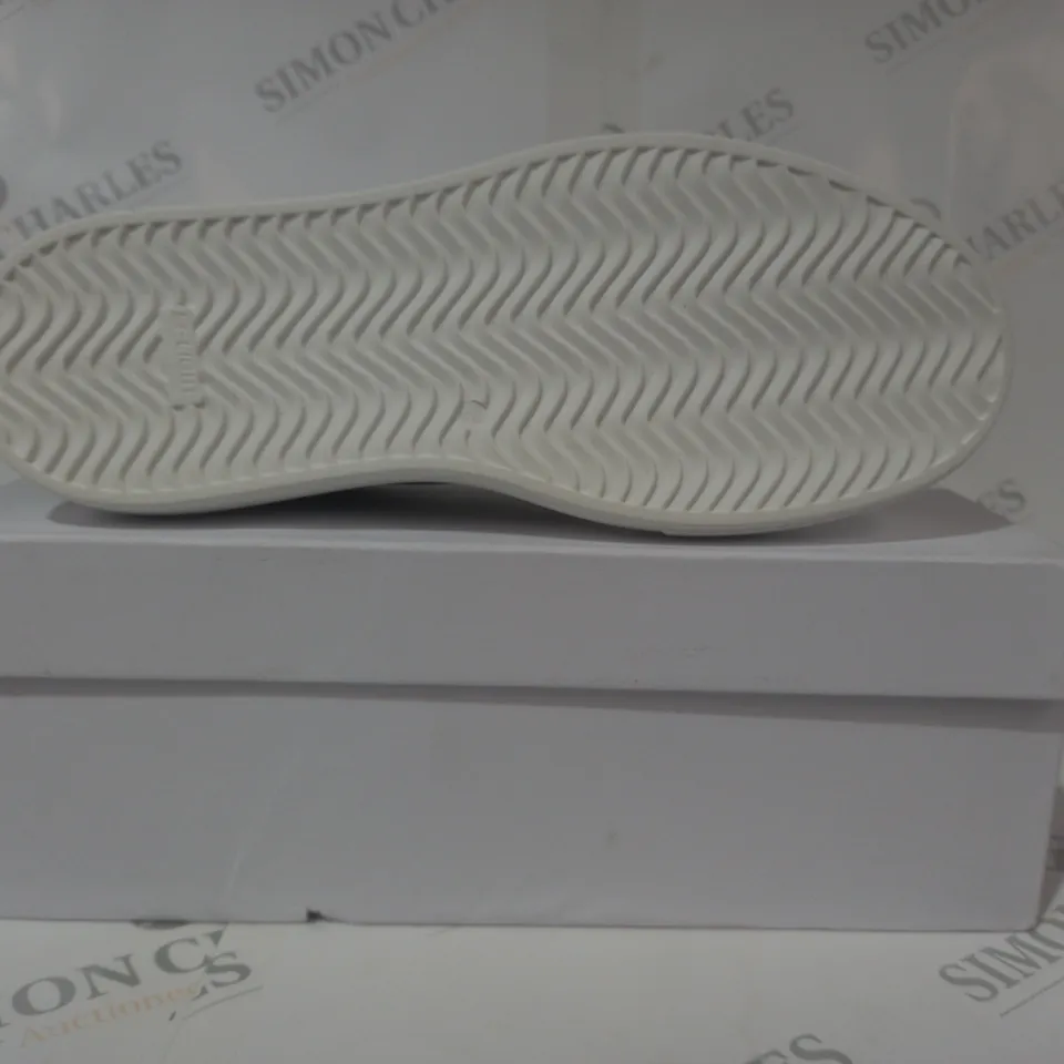BOXED PAIR OF ARNE ESSENTIAL TRAINERS IN BLACK UK SIZE 9