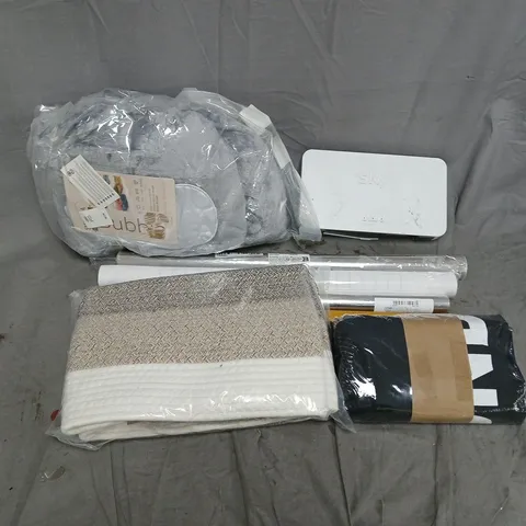 APPROXIMATELY 20 ASSORTED HOUSEHOLD PRODUCTS TO INCLUDE SKY ROUTER, LAUNDRY BAG, BUBBLE BLANKET, ETC