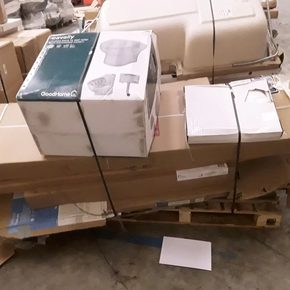 PALLET OF ASSORTED BATHROOM PARTS INCLUDING TOILET, SLIDING SHOWER DOORS & SHOWER TRAYS