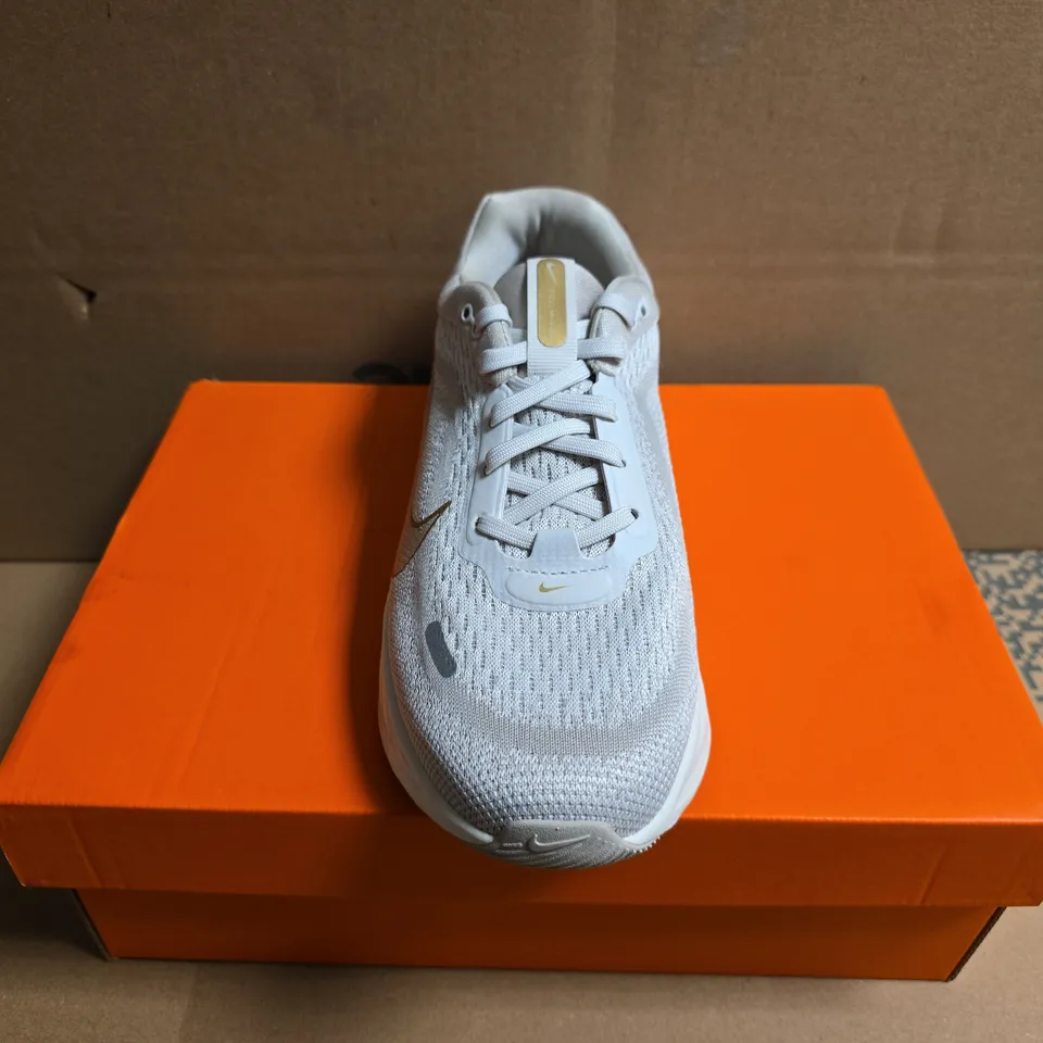 BOXED PAIR OF NIKE CHILDRENS STELLAR RIDE TRAINERS IN WHITE - UK 4