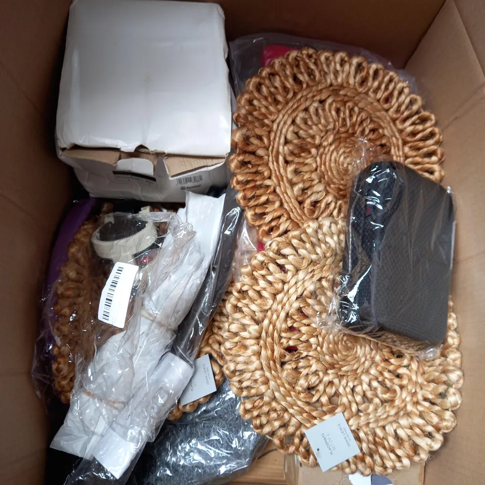 BOX OF APROXIMATELY 12 ASSORTED HOUSEHOLD ITEMS TOO INCLUDE KETTLES , BABY SWIM PANTS , WATER BOTTLES 