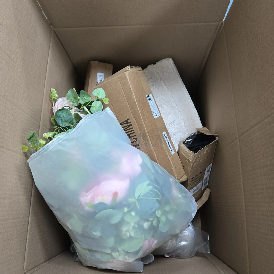 BOX OF APPROXIMATELY 15 ASSORTED HOUSEHOLD ITEMS TO INCLUDE FLASH REFILL PACK, BOXING GLOVE MUG, CAR WASH MOP, GIFT BAGS ETC