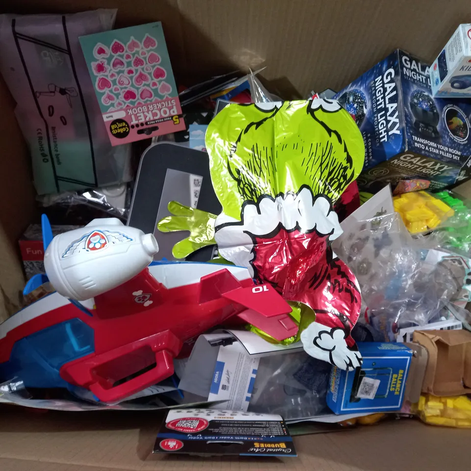 BOX OF APPROX 25 ASSORTED TOYS TO INCLUDE - SONY PLAY STATION 3 CONTROLLER - TUTTI ART PRO - 10 FELT TIP PENS ECT