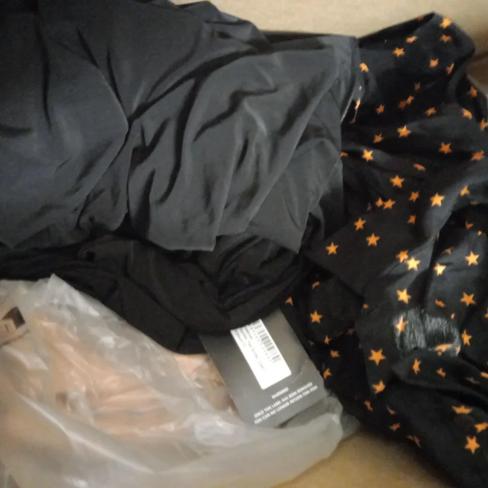 BOX OF APPROXIMATELY 10 ASSORTED CLOTHING AND FASHION ITEMS OF VARIOUS COLOURS AND STYLES TO INCLUDE BOOHOO, NAPAPIJRI, PRETTY LITTLE THING, ETC