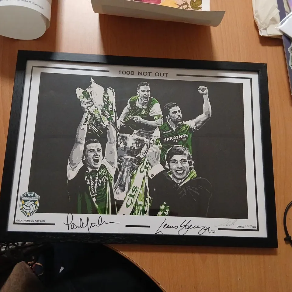 1000 NOT OUT – FRAMED PRINT BY GEO THOMSON ART, 2021 SIGNED BY HIBERNIAN PLAYERS PAUL HANLON AND LEWIS STEVENSON.