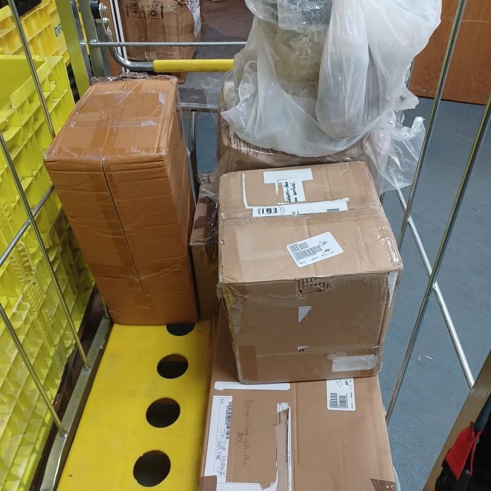 APPROXIMATELY 10 ASSORTED HOUSEHOLD ITEMS TO INCLUDE A SET OF DISTRESSED MIRRORS AND KITCHENWARE