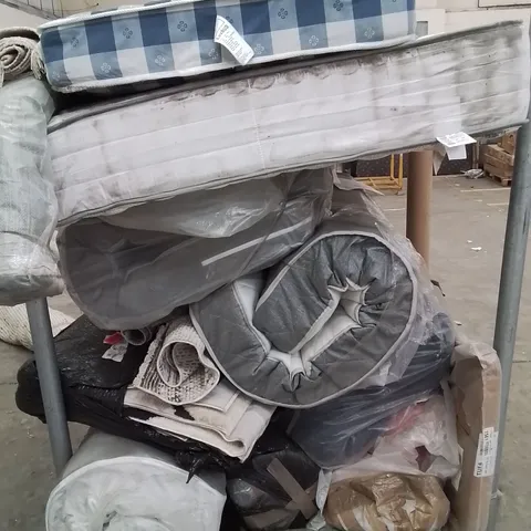 LOT CONTAINING VARIOUS MATTRESSES AND RUGS