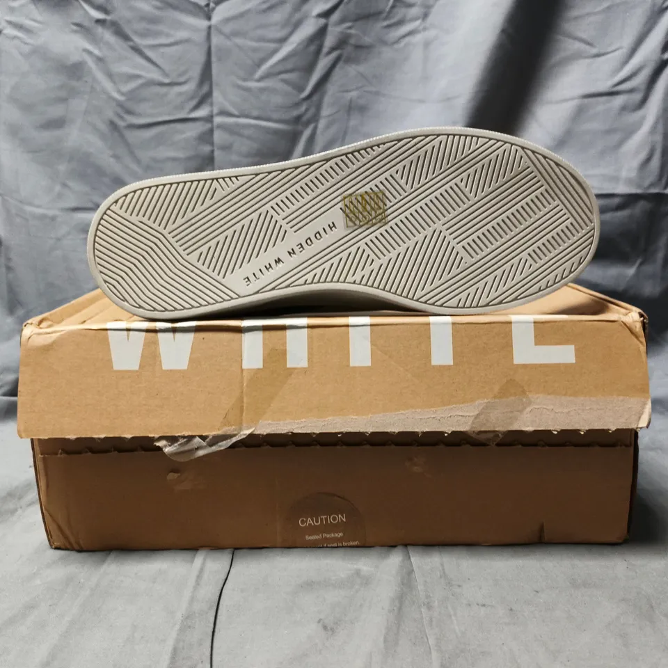 BOXED PAIR OF HIDDEN WHITE LACE UP SHOES IN CREAM/FOREST GREEN SIZE UK 9