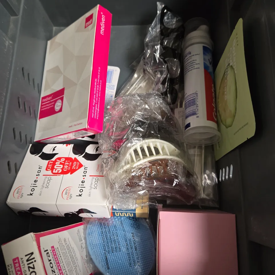APPROXIMATEY 20 ASSORTED HEALTH AND BEAUTY PRODUCTS TO INCLUDE - KIEHL'S RICE & WHEAT VOLUMIZING SHAMPOO - BUBBLE SLAM DUNK MOISTURISER - AKT DEODORANT BALM - ETC