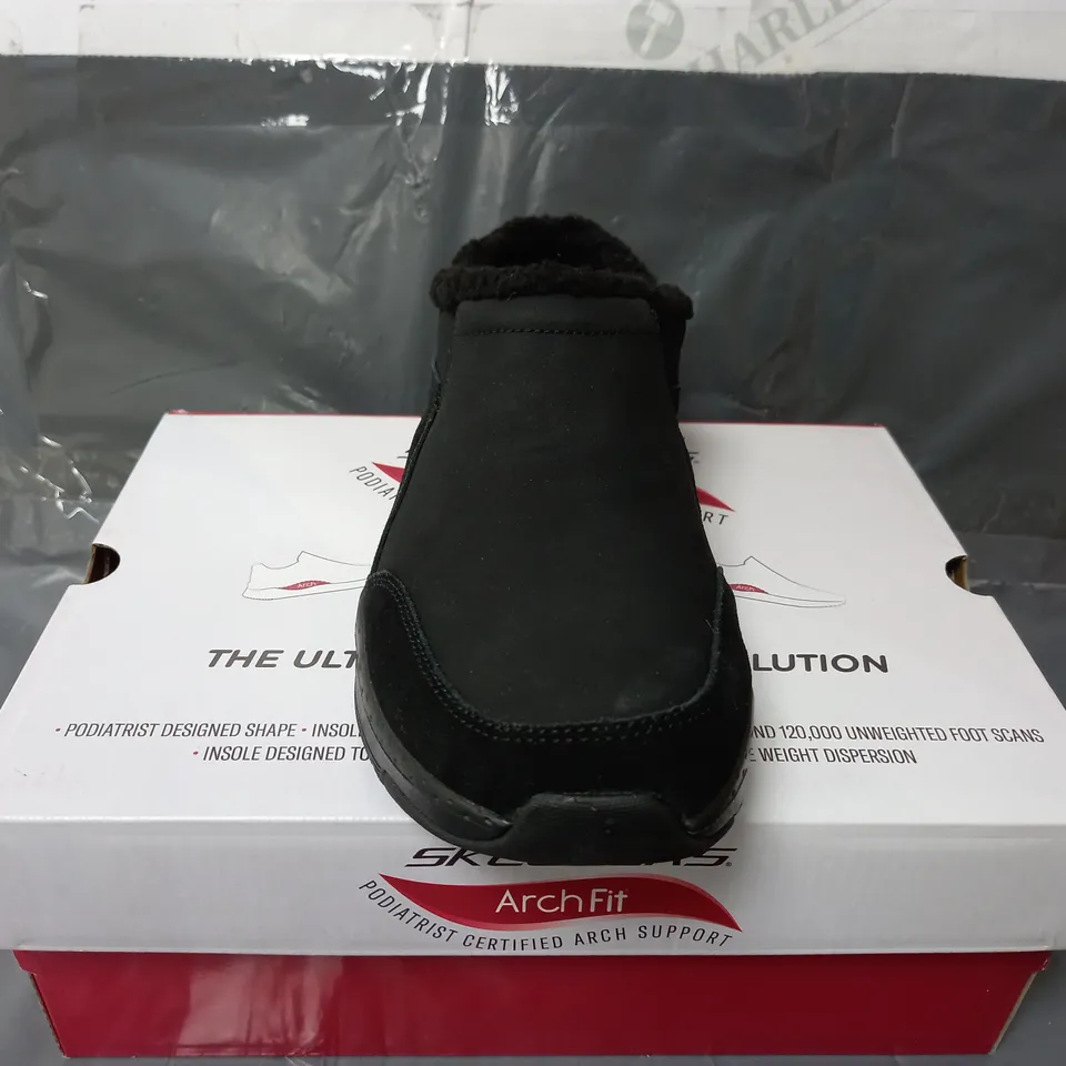 BOXED SKECHERS ARCHFIT BLACK SLIP ON SOFT SHOES - SIZE 6