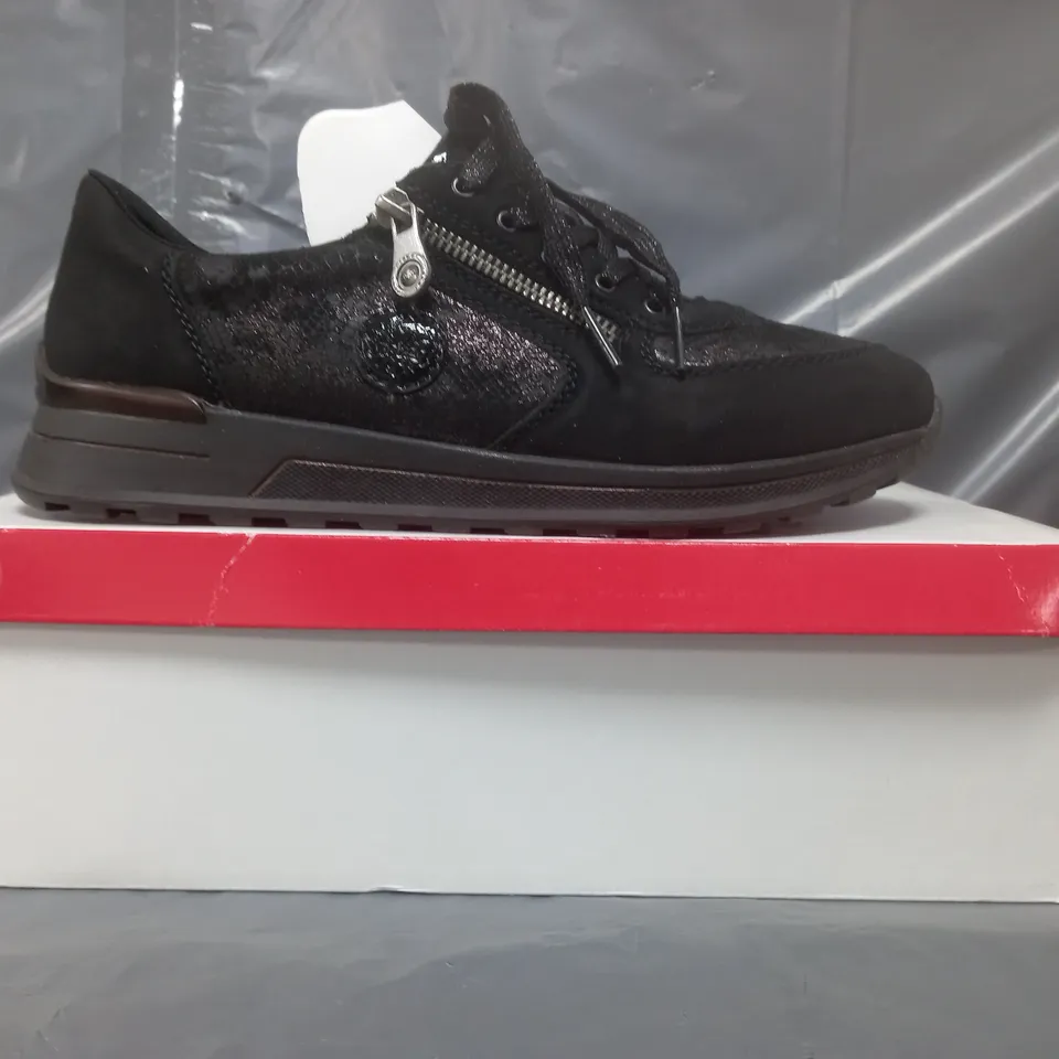 BOXED PAIR OF RIEKER ZIP TRAINERS IN BLACK SIZE 6.5