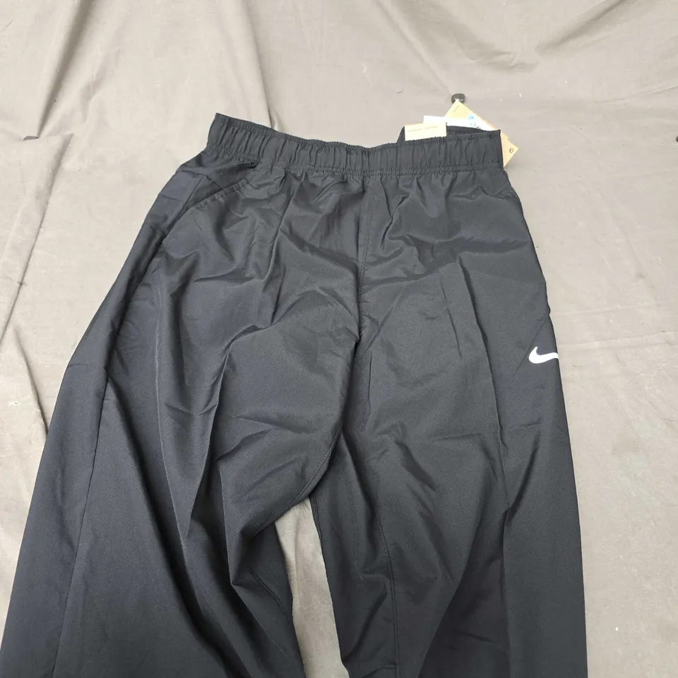 NIKE MENS TRAINING PANTS IN BLACK - M