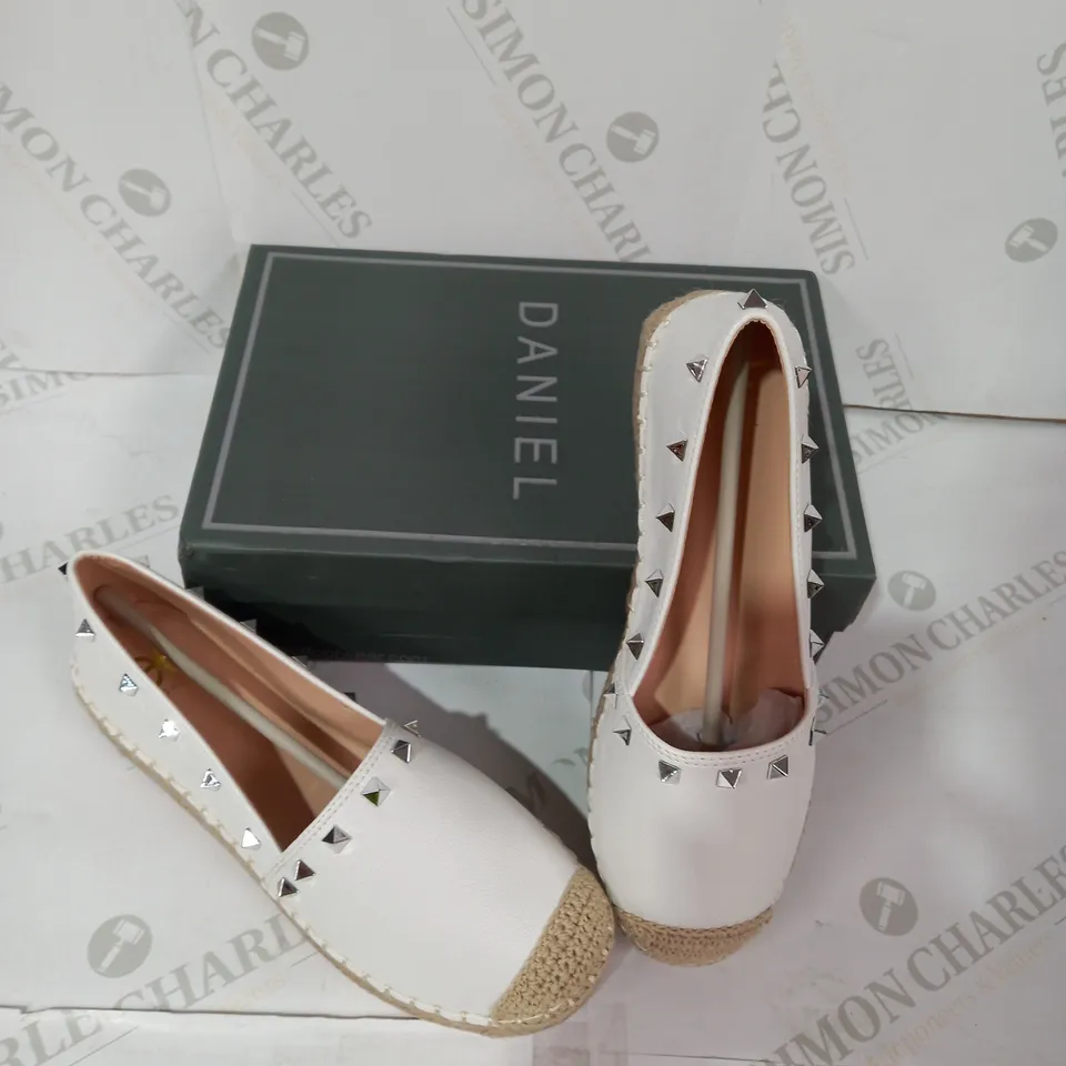 BOXED PAIR OF DANIEL WHITE SLIP ON SHOES SIZE 40