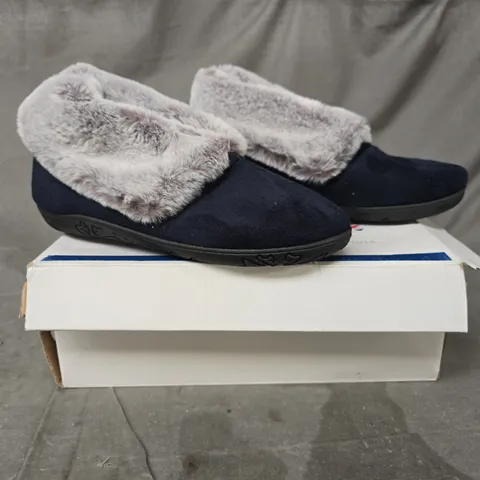 BOXED PAIR OF PADDERS SLIPPERS IN NAVY/GREY SIZE 5