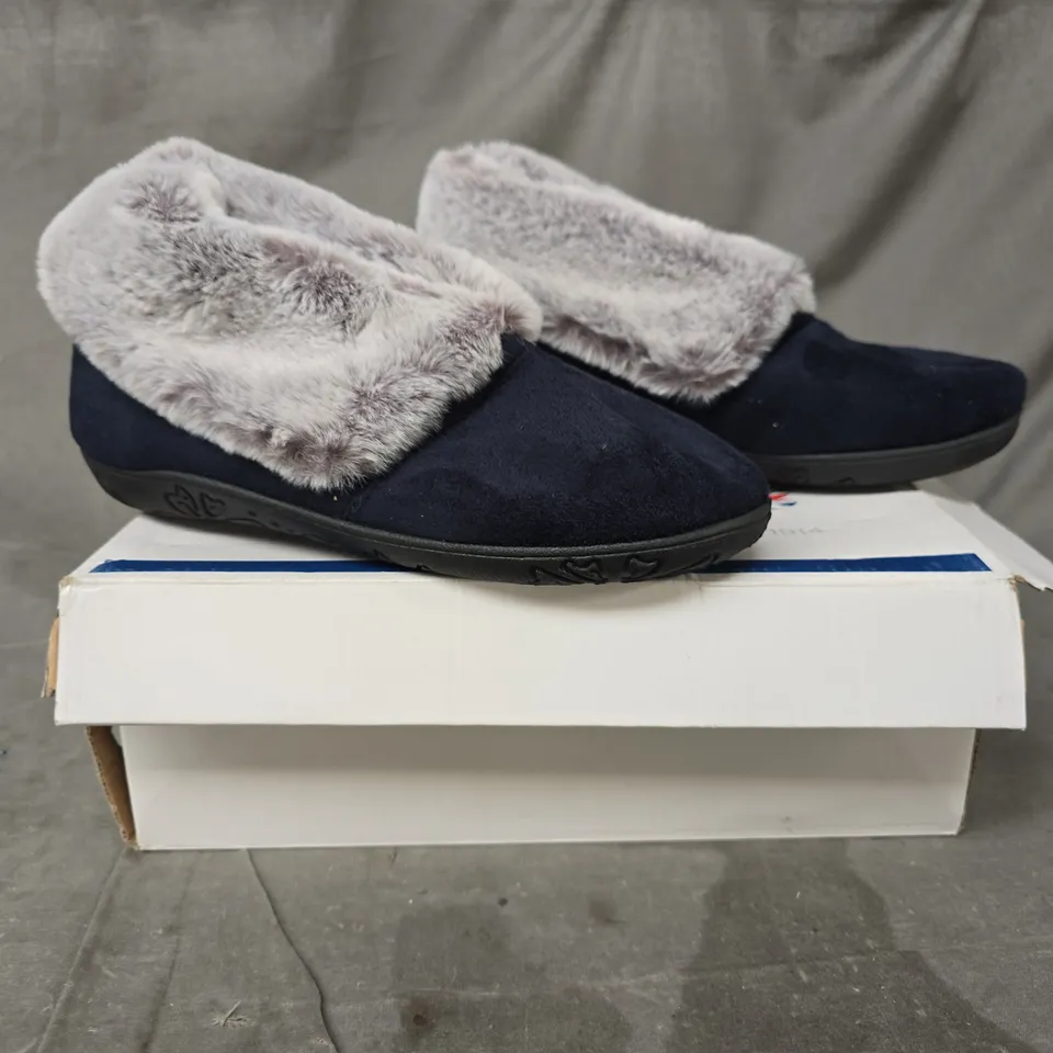 BOXED PAIR OF PADDERS SLIPPERS IN NAVY/GREY SIZE 5