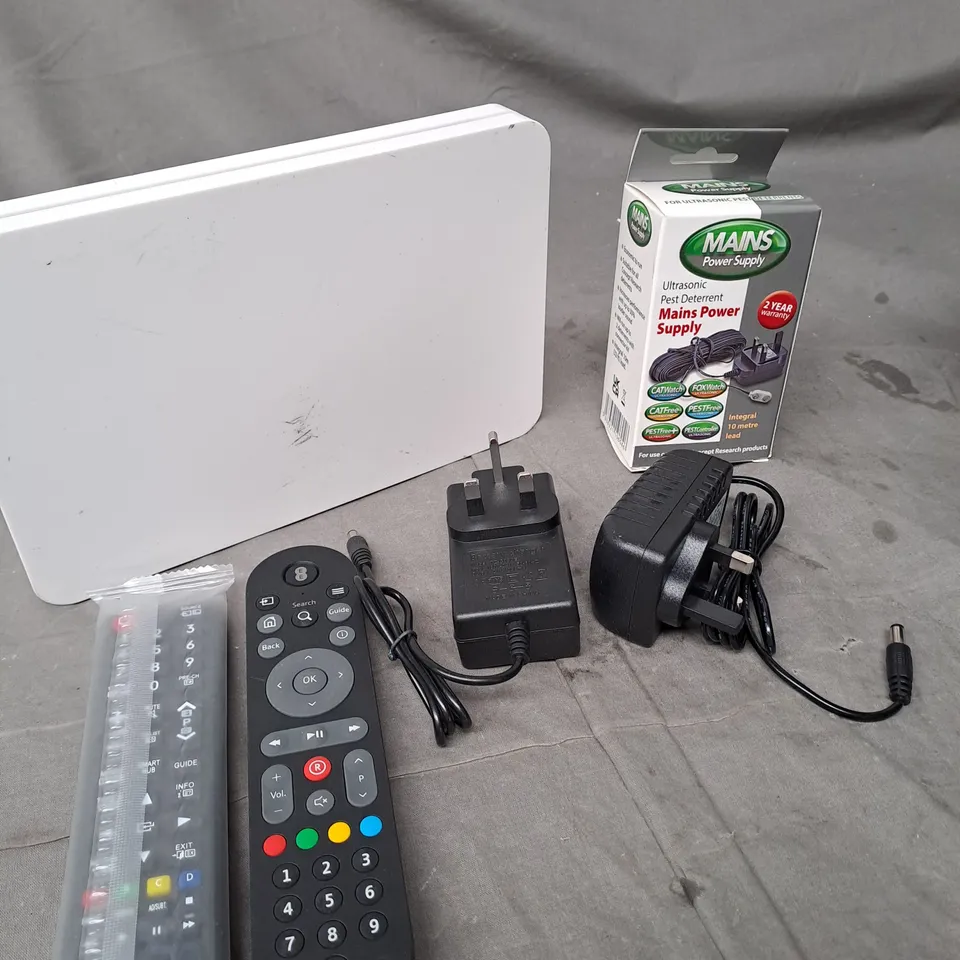 APPROXIMATELY 15 ASSORTED ELECTRICAL PRODUCTS & ACCESSORIES TO INCLUDE REPLACEMENT REMOTES, ROUTERS, POWER SUPPLIES ETC 