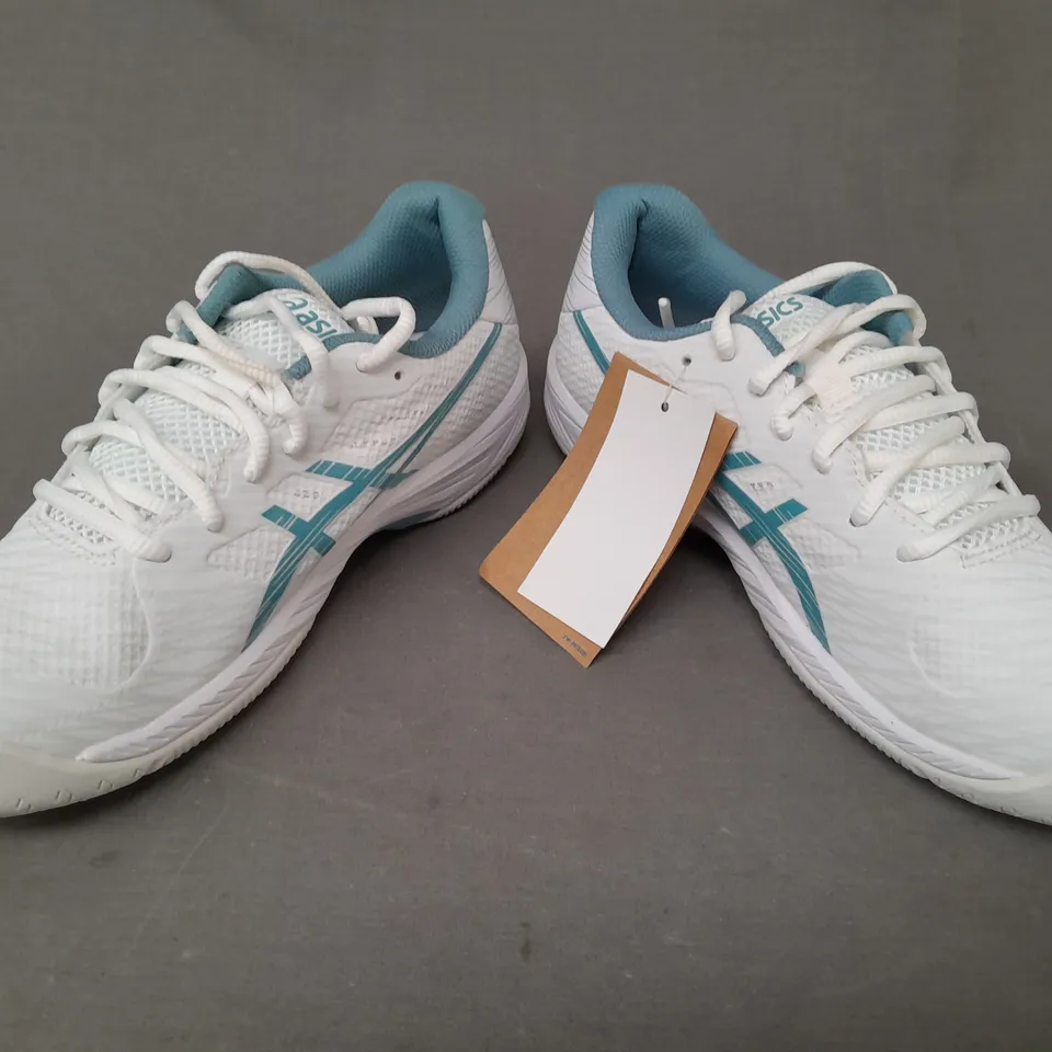 PAIR OF ASICS GEL-GAME 9 SHOES IN WHITE/BLUE UK SIZE 6.5