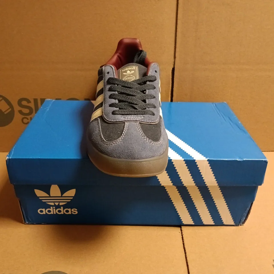 BOXED PAIR OF ADIDAS GAZELLE INDOOR TRAINERS IN NAVY/BLUE/BURGUNDY SIZE UK 7.5