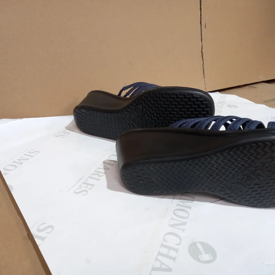 SKETCHERTS WITH MEMORY FOAM BLACK/BLUE SANDALS SIZE 6