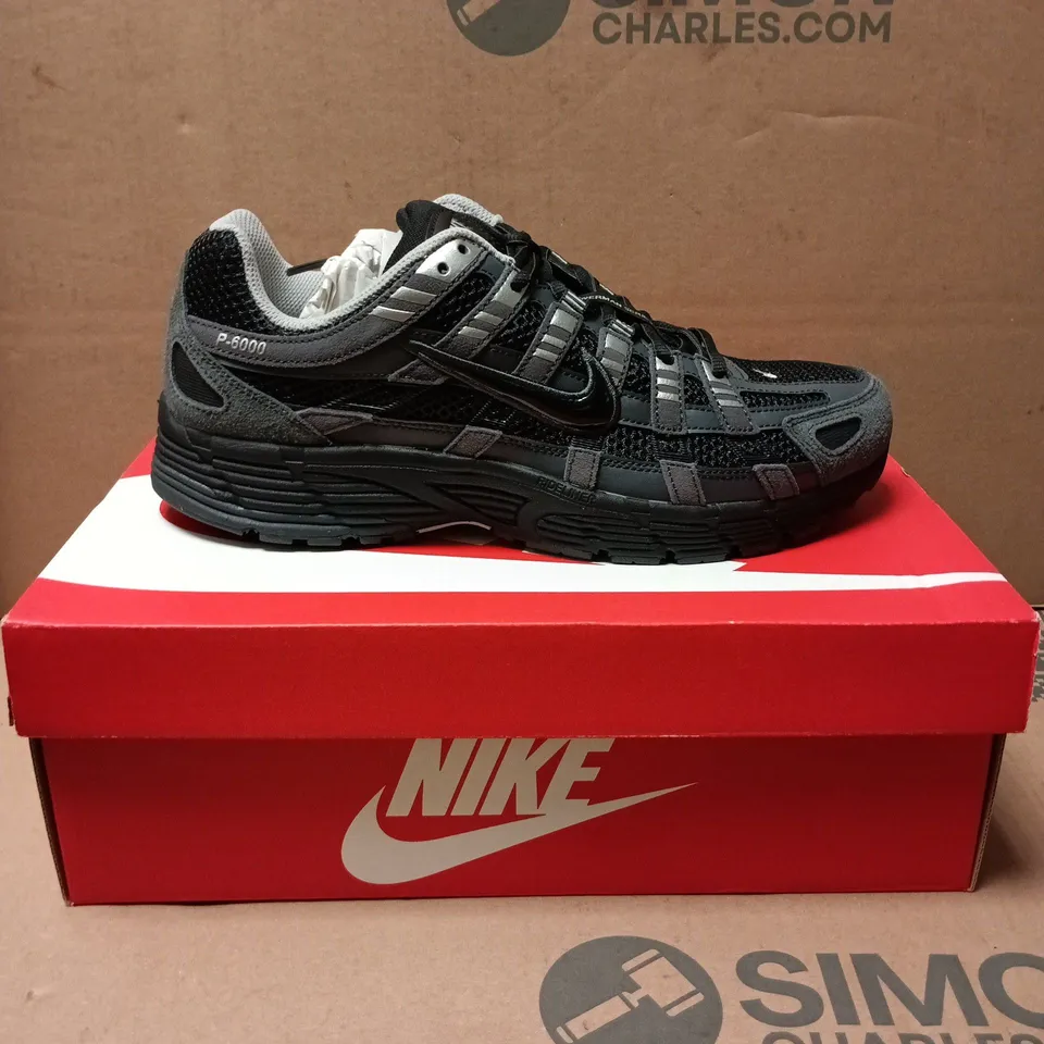 NIKE P-6000 TRAINERS - BLACK/GREY SIZE 8.5